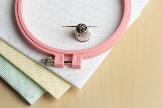 Detail ručného vyšívania na látke